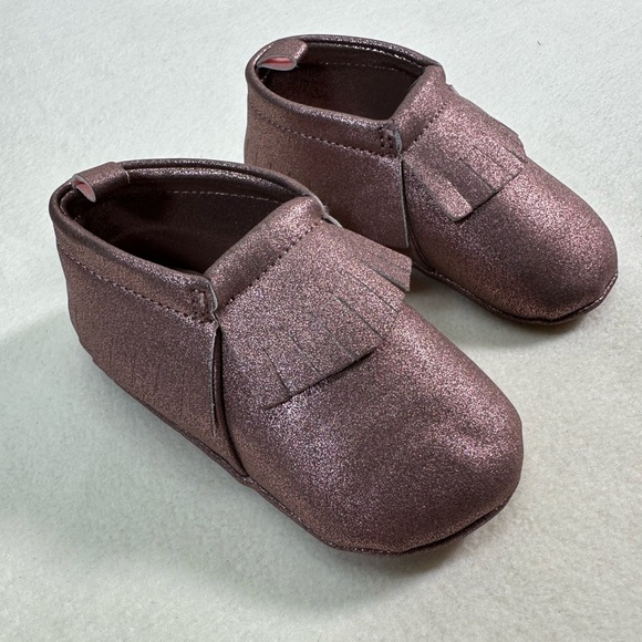 NWOT Baby Girl Rose Gold Metallic Fringe Moccasins Size 9-12M - Picture 3 of 7